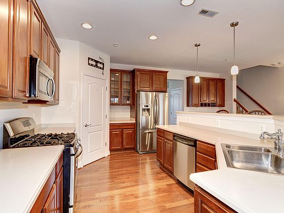 Spacious eat-in kitchen with island, dual-sink, hardwood flo