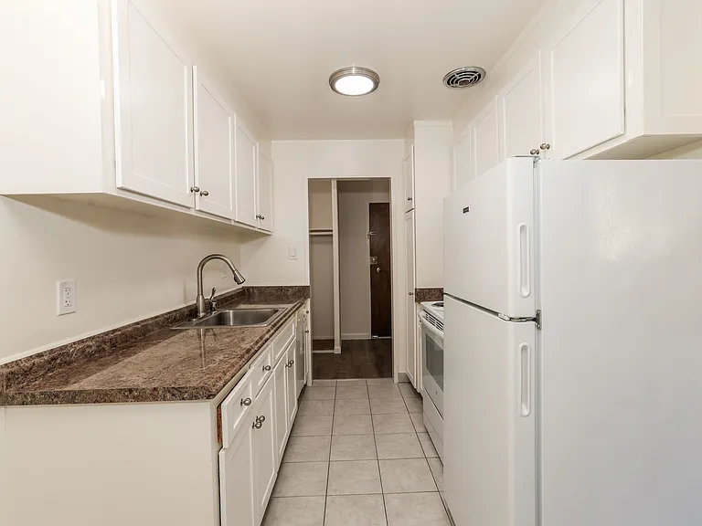KITCHEN - Angle #5
* This is a typical apartment. Some features may vary from apartment to apartment such as the counter tops and tile colors, etc. but most will be nutral colors.
