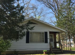 830 Oak Park Dr, Salem, IL 62881