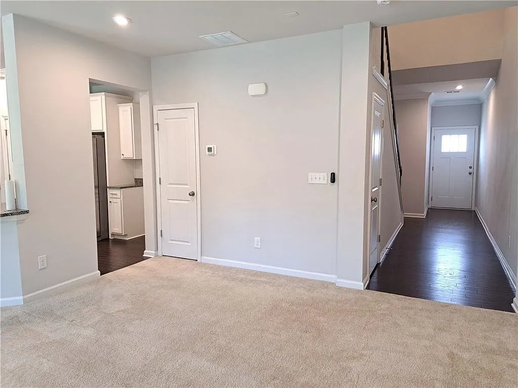 3 bed, 2.5 bath, 1999 sqft, $2,400 — Photo 3