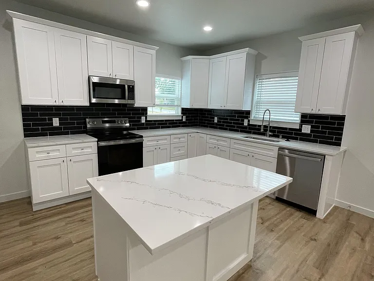 524 W Florence St — Photo 5