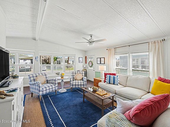 3rd image of 421 Papaya Cir
