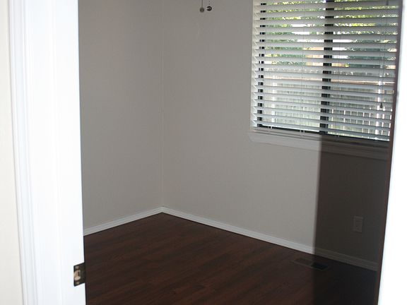 4th image of 863 E Carter St