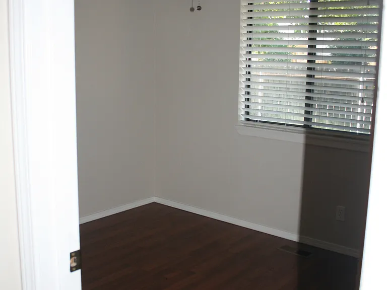 863 E Carter St — Photo 4