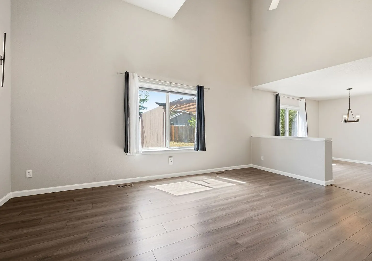 Updated 4-bed, 3.5 Bath, 2-Car Home in Settlers Village — Photo 3