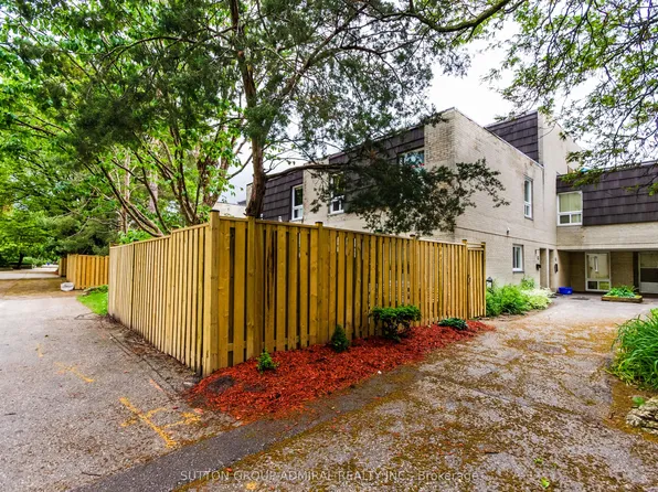 23 Four Winds Dr #14, Toronto, ON M3J 1K7