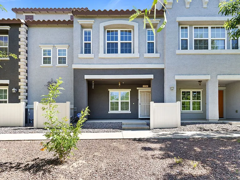 2256 E Huntington Dr — Photo 1