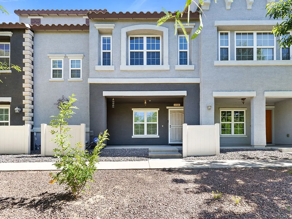 2256 E Huntington Dr