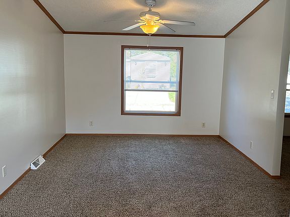 3rd image of 307 Sweet Briar Dr