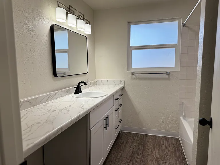 Gateway Village Apartments — Photo 20