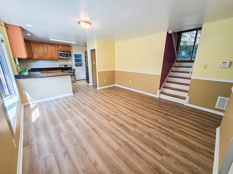 305 Hillsboro Dr — Photo 3