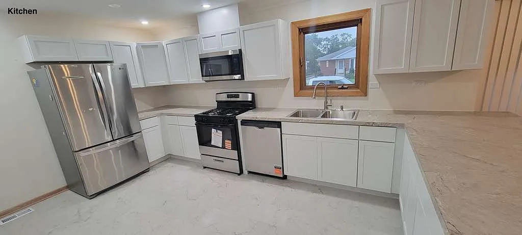 3 bed, 1.5 bath, 1460 sqft, $3,200 — Photo 4
