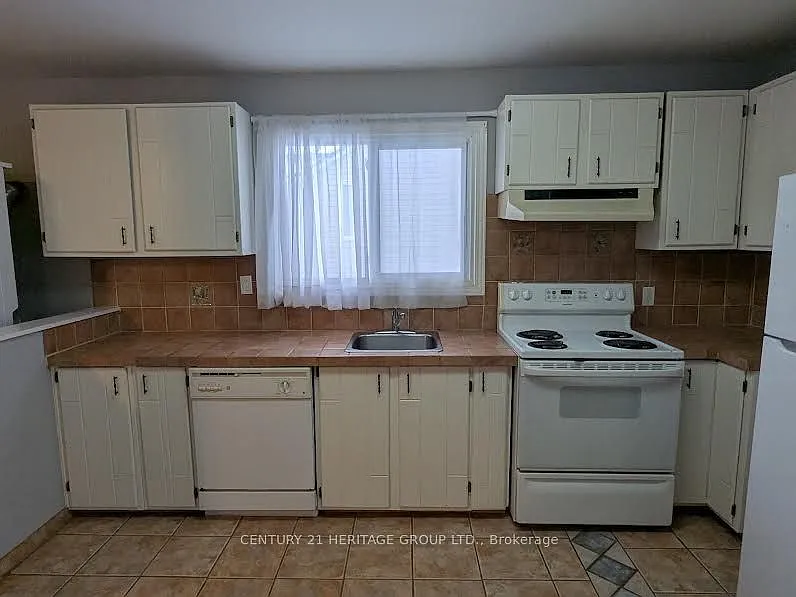 3 bed, $2,400 — Photo 2