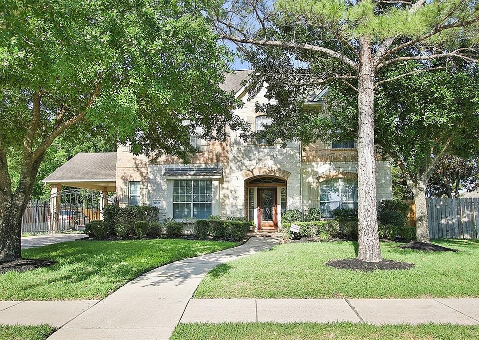 Fabulous 4 or 5 bedroom, 4 full bath home in Summerwood