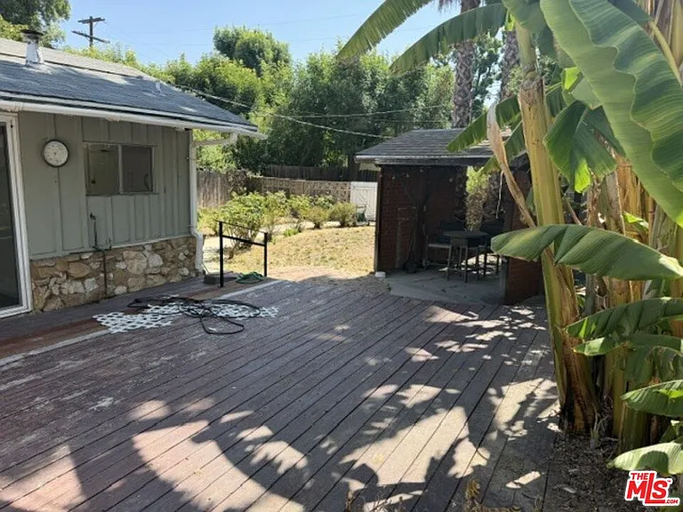 5136 Noble Ave — Photo 10