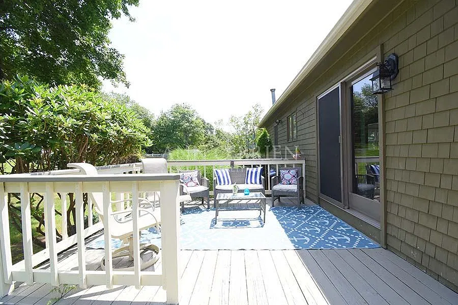 111 S Bay Dr — Photo 4