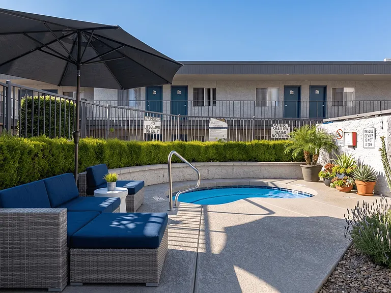 Camelback Cove Apartments — Photo 32