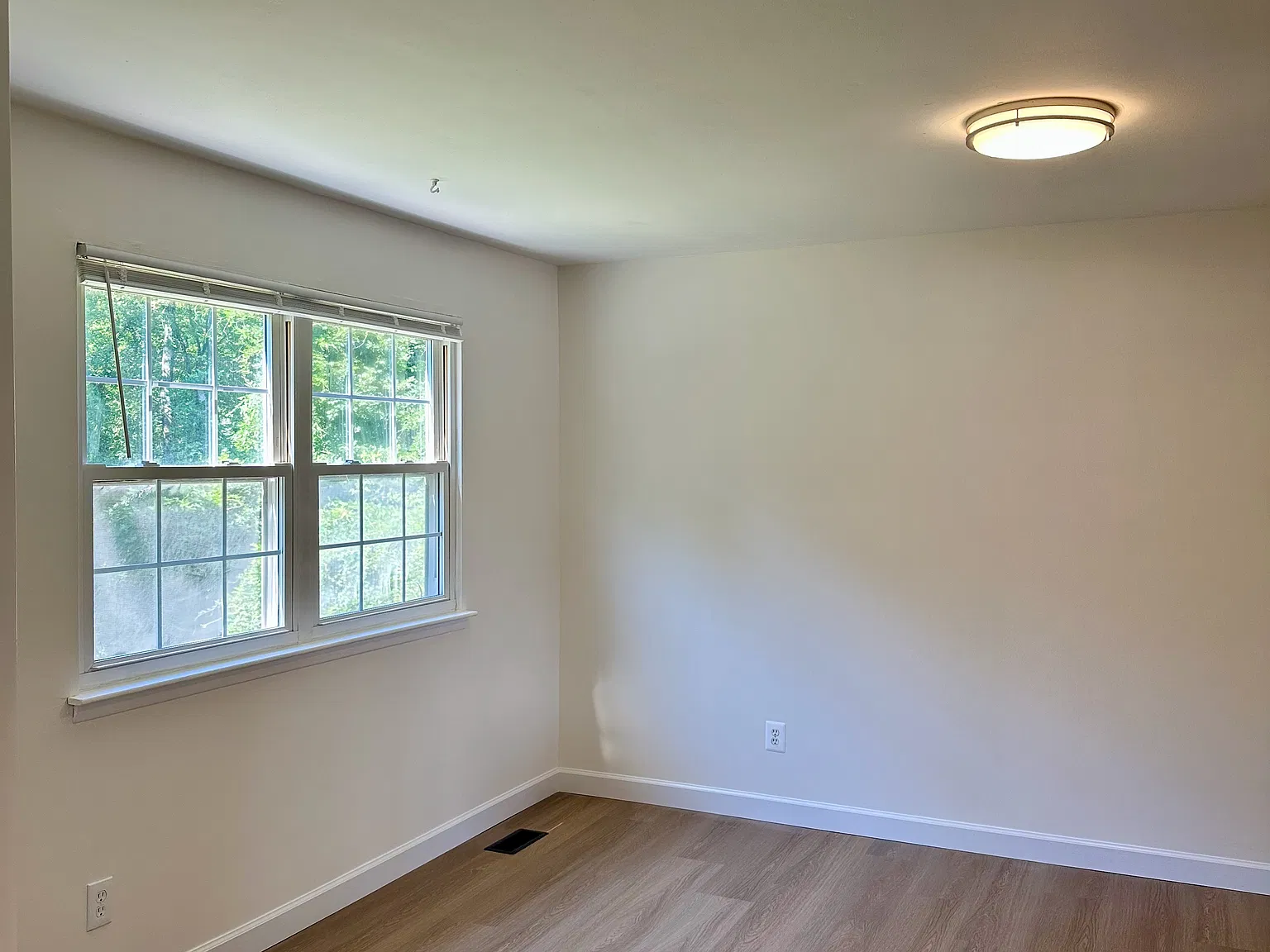 488 Kenilworth Ct — Photo 2