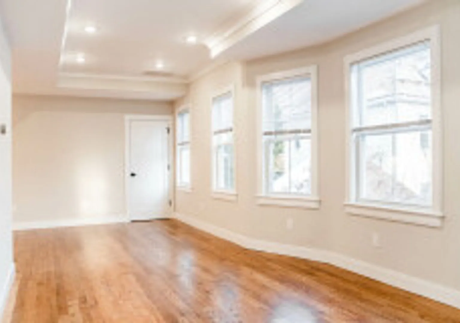 Room For Rent In 5-Bedroom Townhouse In Oak Square | In-Unit Laundry + Parking — Photo 1