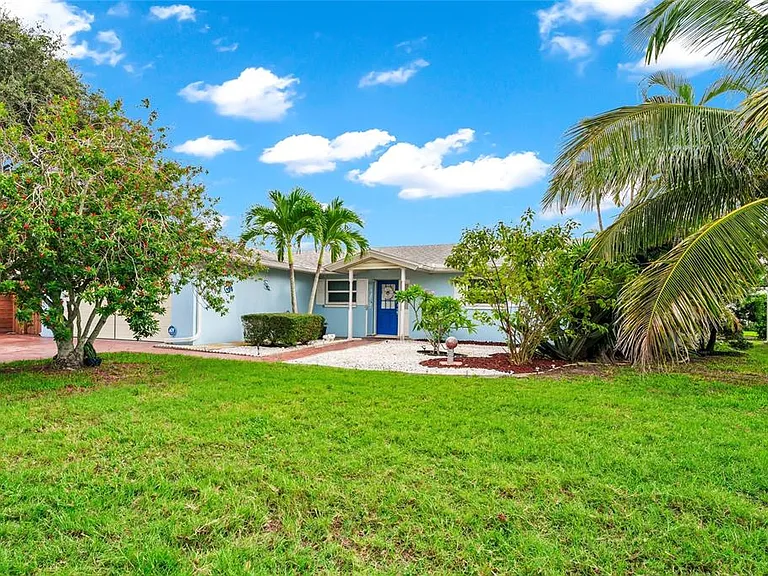 363 Harbor Dr — Photo 1