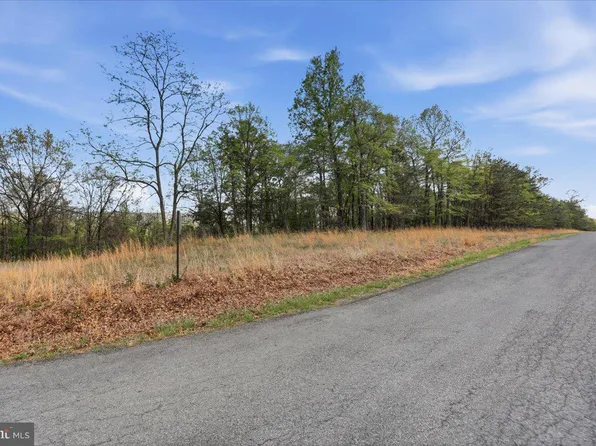 316 Jade Ct, Valley District, WV 25427