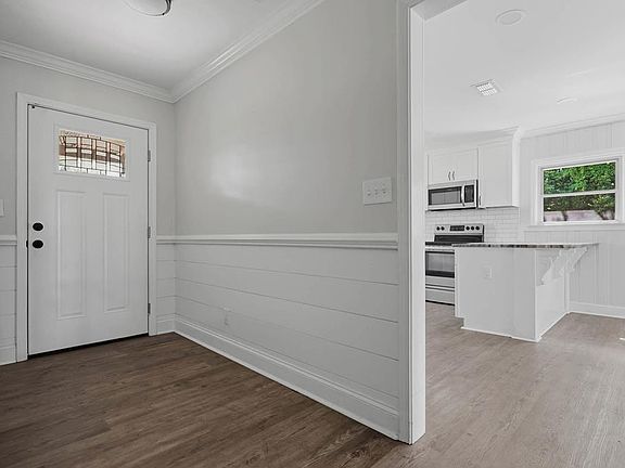 3rd image of 1009 Summit Dr