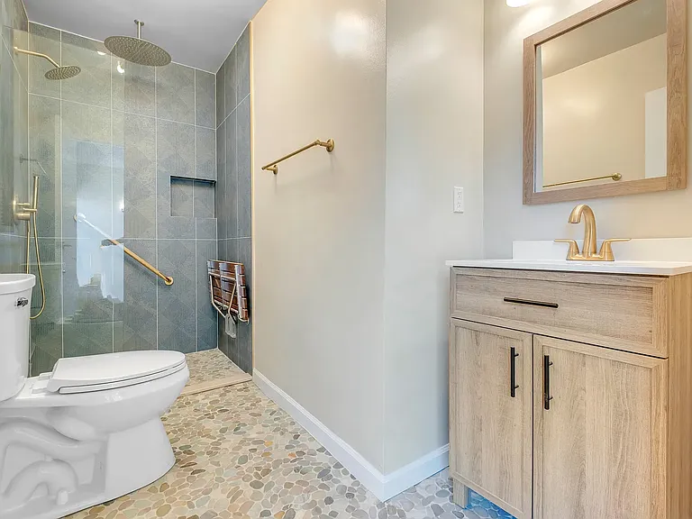 2307 Silver Ridge Ave — Photo 23