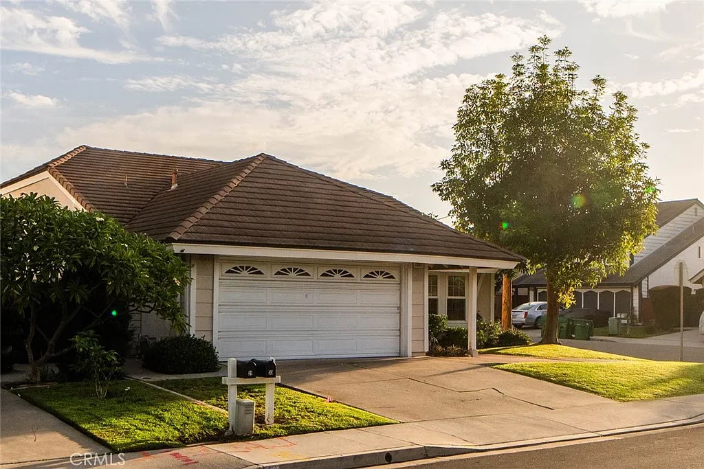 4 bed, 1900 sqft, $4,950 — Photo 1