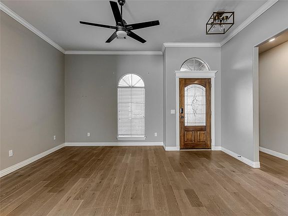 3rd image of 402 Windsor Rd