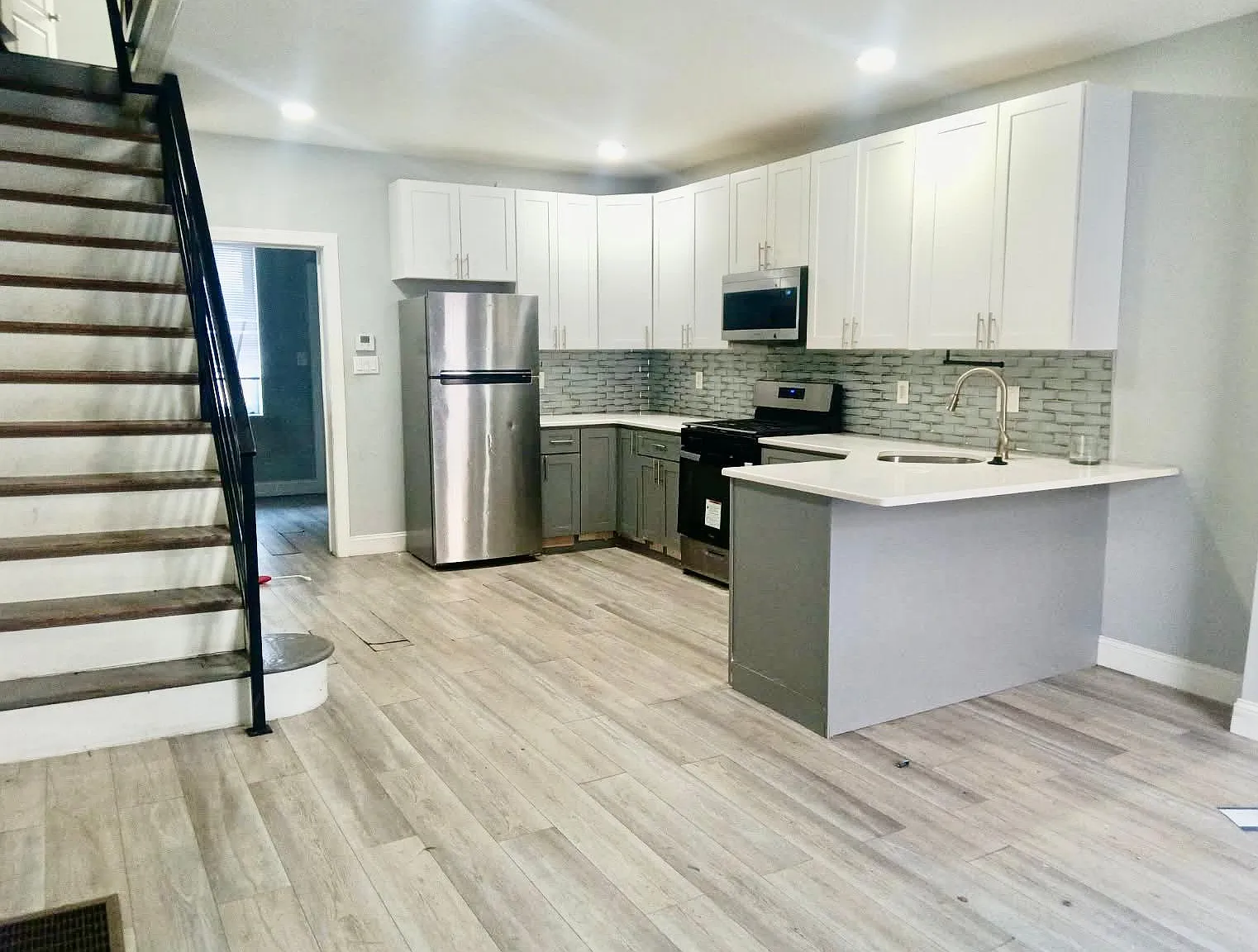 3 bed, 960 sqft, $2,200 — Photo 1