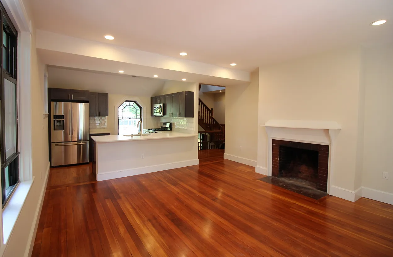 5 bed, 2.5 bath, 9999 sqft, $5,000 — Photo 1