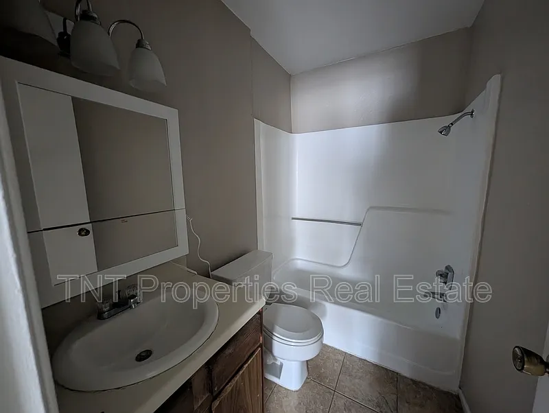 2 bed, 1.0 bath, 1044 sqft, $875 — Photo 2