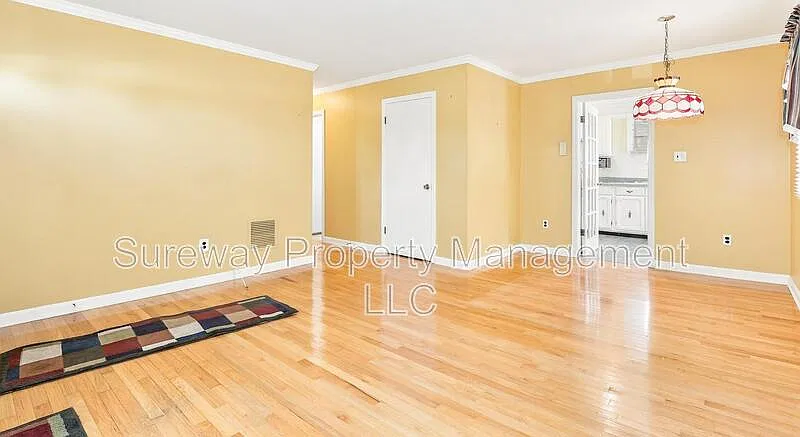 3 bed, 2.0 bath, 1008 sqft, $2,600 — Photo 4