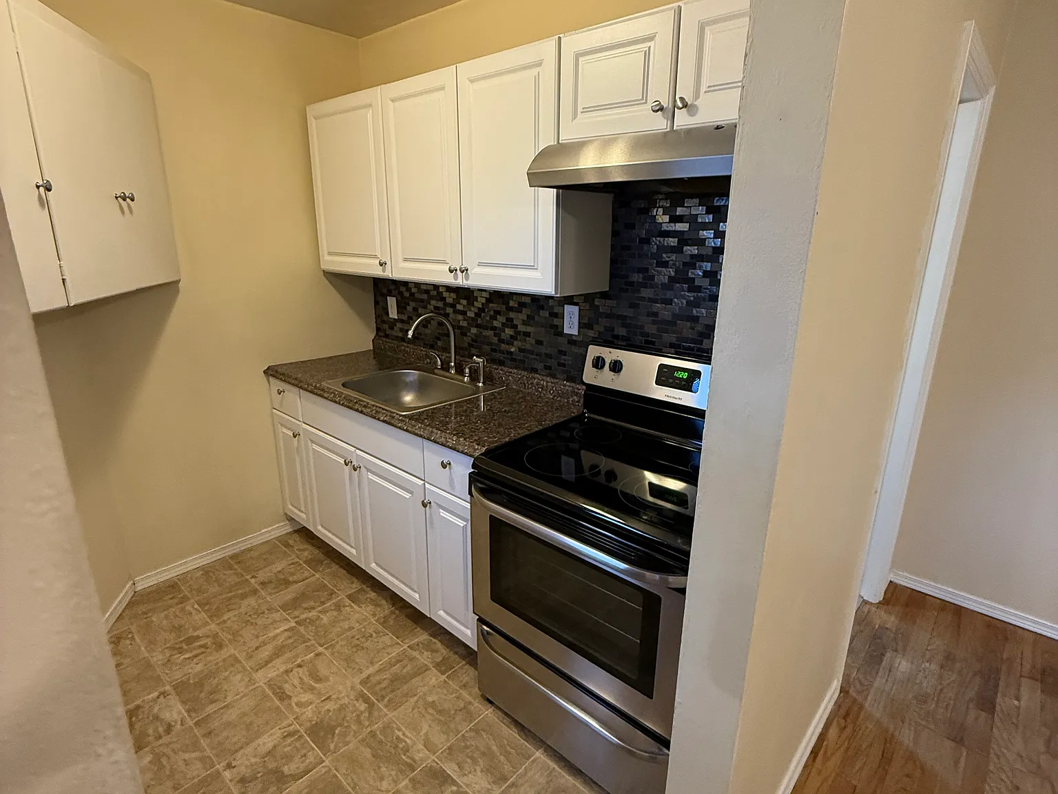 Studio, 400 sqft, $875 — Photo 2