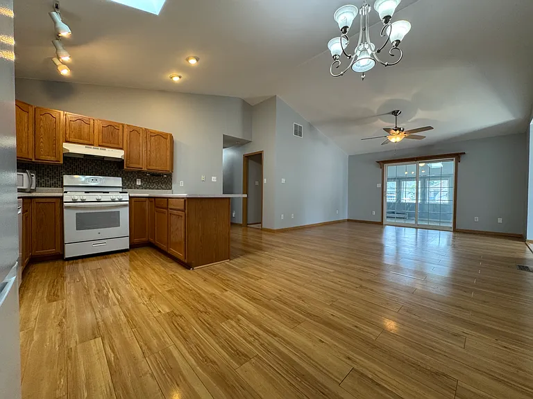 326 Brown Ct — Photo 8