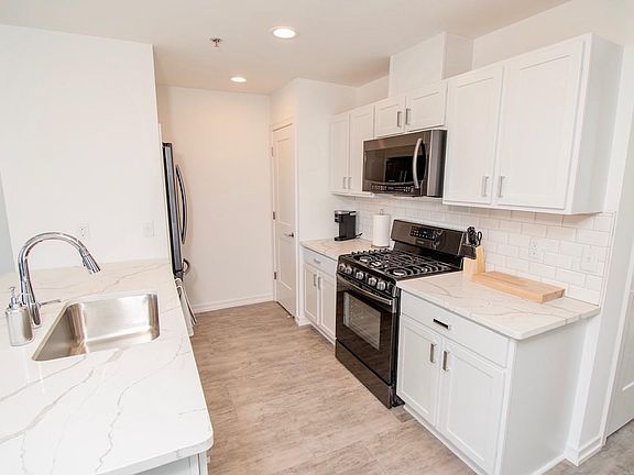 5th image of 626 E 4th St Ste 203