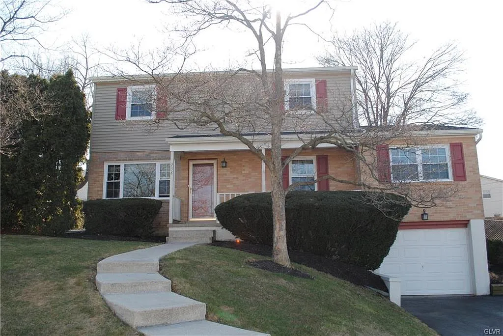 238 Calvary Ave photo 1