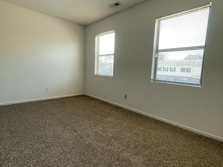 128 Cordell Cir — Photo 4