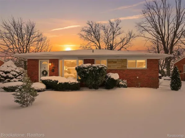 21128 Suffolk St, Clinton Township, MI 48035