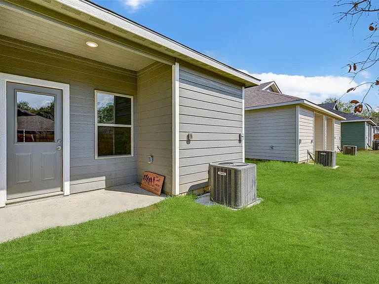 407 E Avenue G — Photo 17