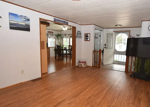 Single Family Home in the Heart of Wasaga beach — Photo 3