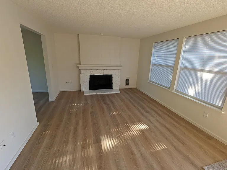 12819-12821 Waller Rd E — Photo 6