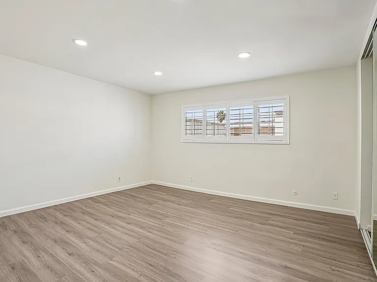 Willis Apartments — Photo 16