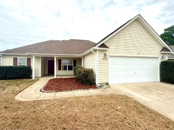 1928 Sir Michael Dr, Hope Mills, NC 28348