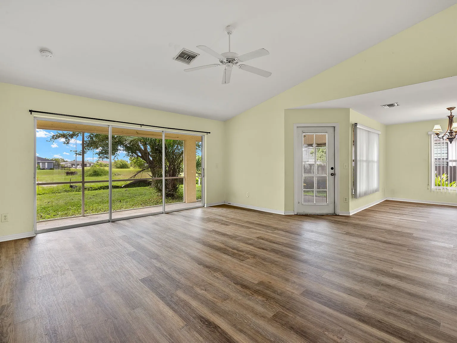 3 bed, 1900 sqft, $1,999 — Photo 4