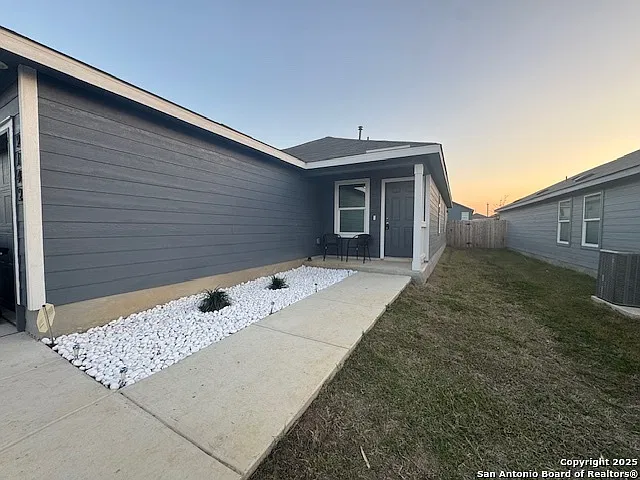 3 bed, 2.0 bath, 1266 sqft, $1,395 — Photo 2