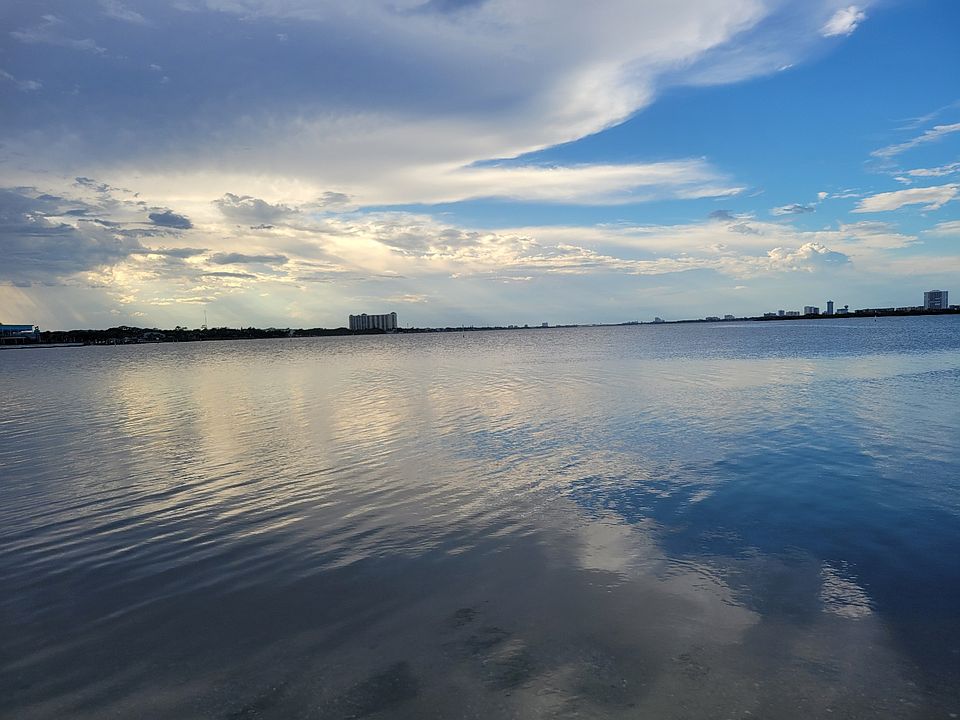 The Intercoastal is just 2 minutes away!