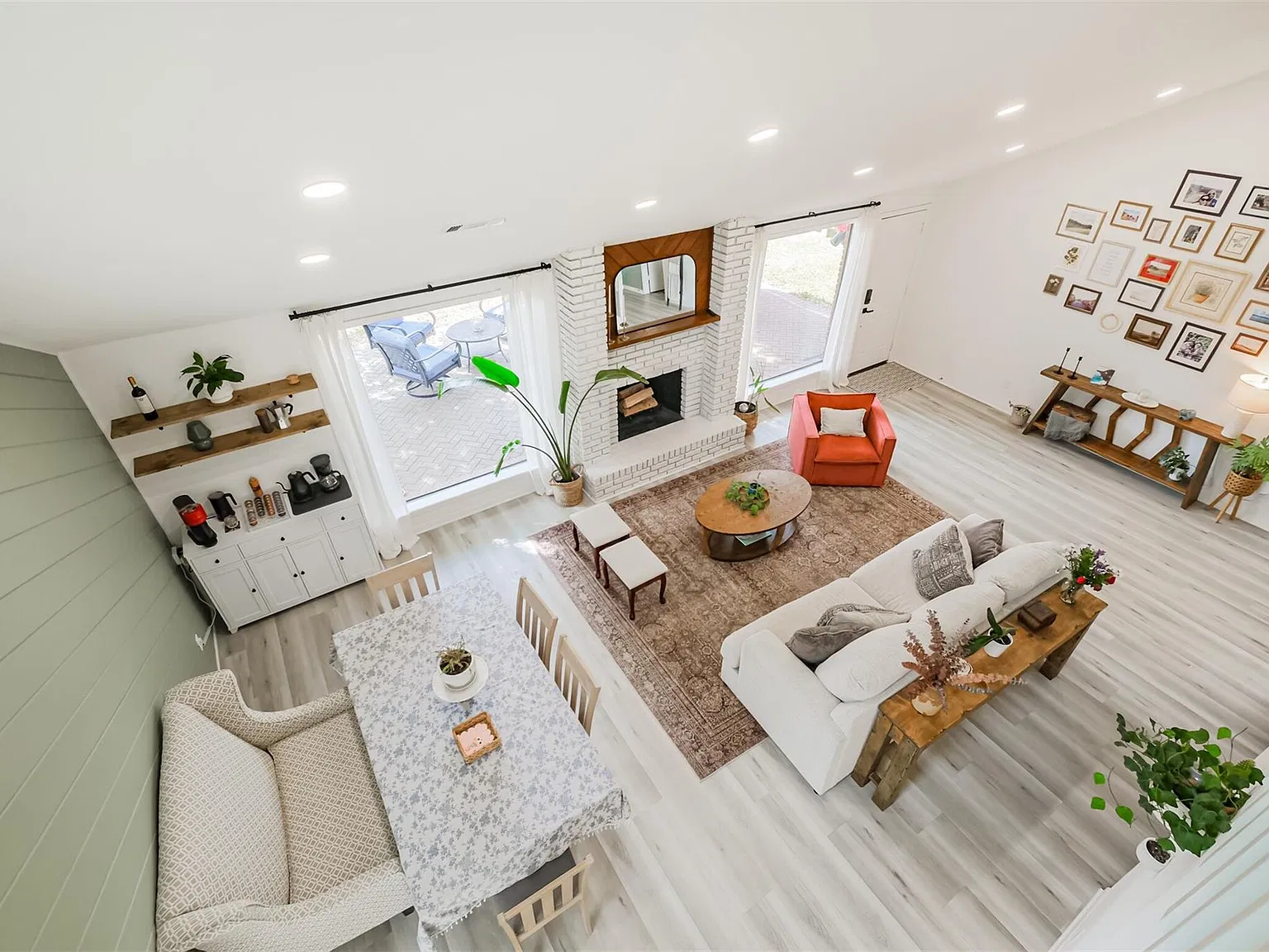 3 bed, 2.0 bath, 2660 sqft, $3,100 — Photo 2