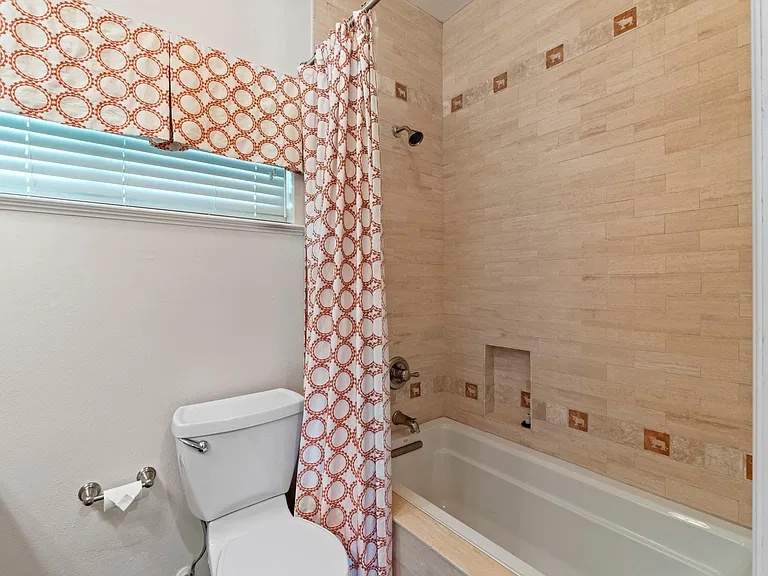 409 E 38th St #305 — Photo 11