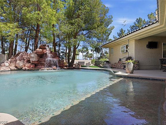 2nd image of 2212 Chatsworth Ct